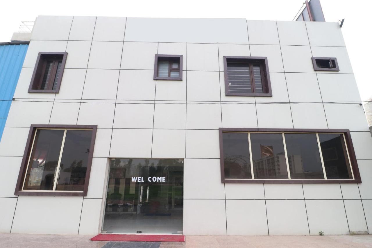 Oyo 28338 New Life Banur Exterior foto